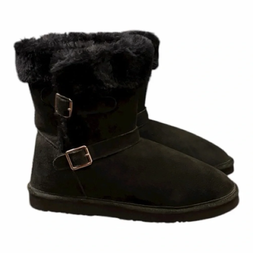 Lamo Suede Ankle Boot with Fur Lining. 25GG